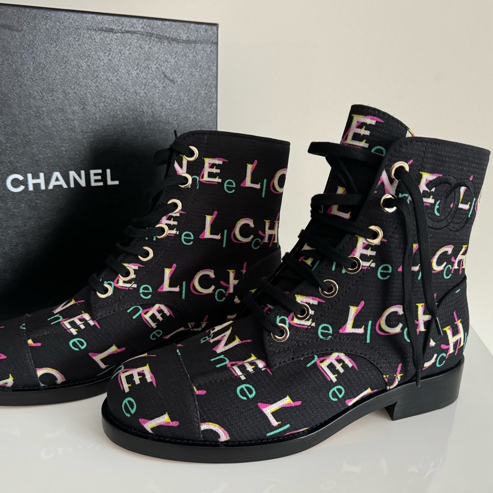 AUTH 19P $1950 CHANEL TWEED PRINTED LOGO LACE UP COMBAT BOOTS 39.5/8.5